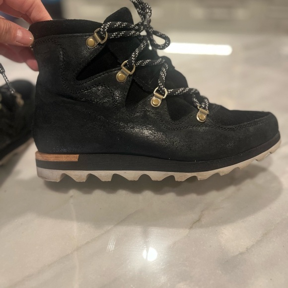 Sorel Sneakchic black suede ankle booties, water/snow-proof, size 8 - Picture 10 of 11